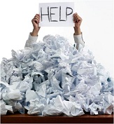 Manager hinter einem gro&szlig;em Berg Papier mit Help Zettel in der Hand