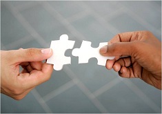 ZweiH&auml;nde,die zueinander passende Puzzleteile halten