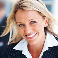 Bild einer zufriedenen Managerin, da sie sich durch die Manager-Haftpflicht gut abgesichert wei&szlig;