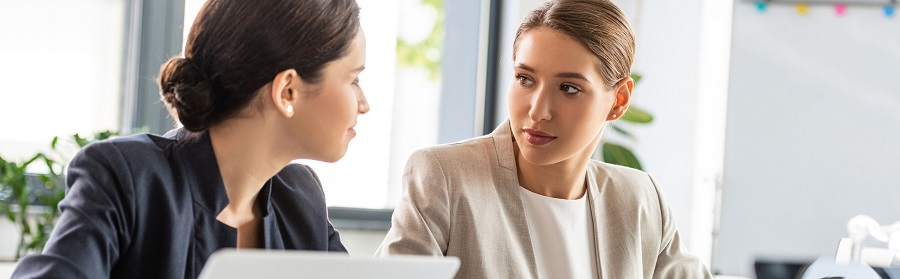 Checkliste zur Firmen D&O Managerhaftpflichtversicherung Banner Businesswomen im Gespräch